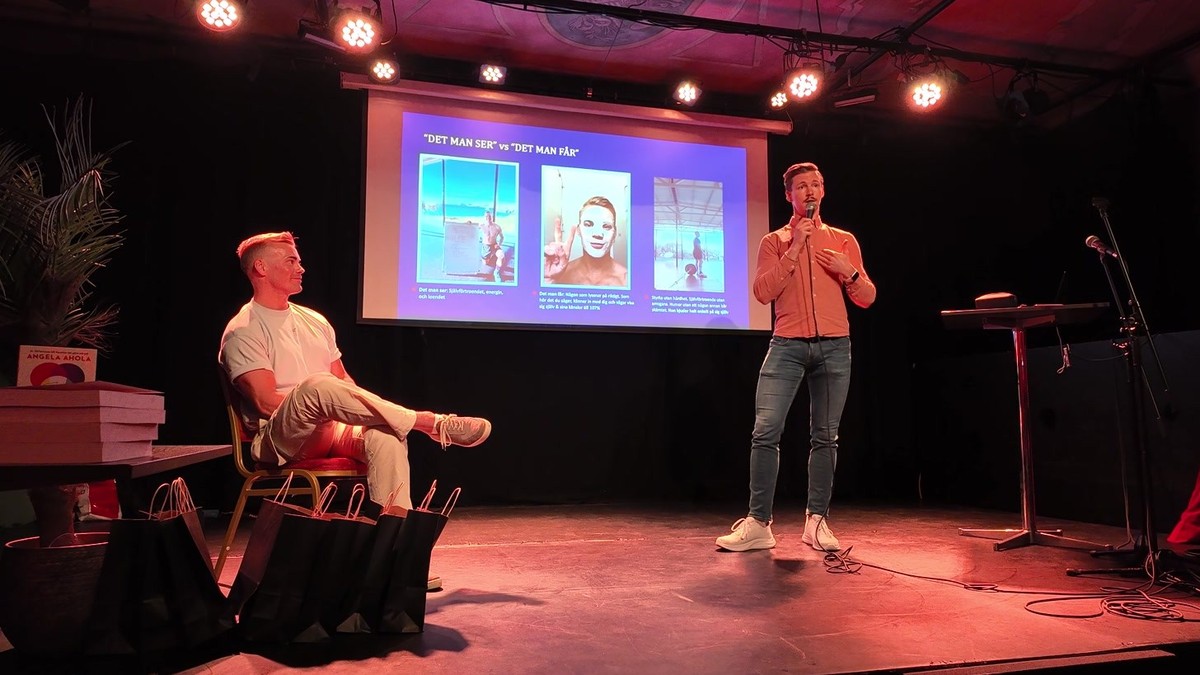 Jesper Salomonson på scen under pitchen, bild 2